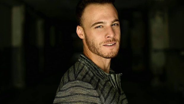 Kerem Bürsin dünya ulduzu ilə bir arada – FOTO 