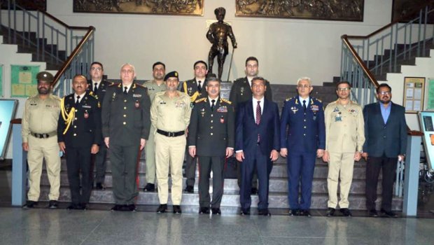 Müdafiə naziri Pakistan Ordu Muzeyini ziyarət etdi