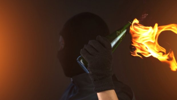 Naməlum şəxs Kremlə “Molotov kokteyli” atdı – VİDEO