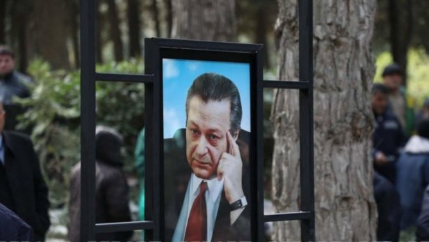 İlham Əliyev Ayaz Mütəllibovun dəfni ilə bağlı nekroloqa imza atdı