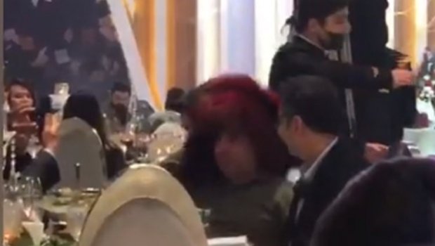 Əməkdar artist Elza Seyidcahanın kürkünü başına doladı və... - VİDEO