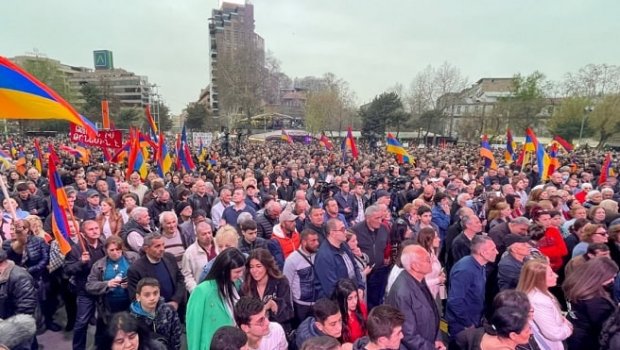 İrəvanda insanlar küçələrə axışdı: Paşinyanın istefası tələb edilir - VİDEO