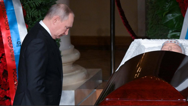 Putin Jirinovskinin dəfn mərasiminə nüvə çantası ilə gedib - İDDİA