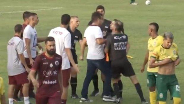 Məşqçi qadın hakimə başı ilə zərbə vurdu - VİDEO