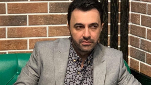 “Açıq-saçıq geyinən müğənnilərin yarım saata aldığı qonorarı mən 2 aya qazanıram” – Aparıcı Mikayıl