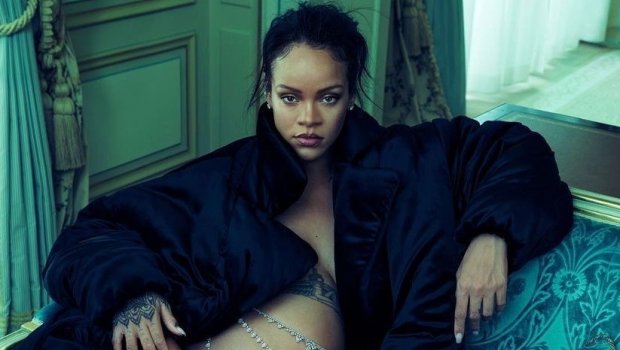 Hamilə Rihanna yarıçılpaq halda obyektiv qarşısında – FOTO 