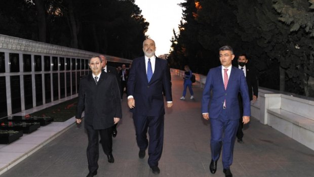 Albaniyanın Baş naziri Şəhidlər xiyabanını ziyarət etdi