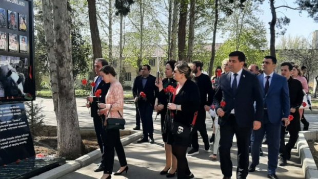 Gürcüstanın mədəniyyət xadimləri ermənilərin Gəncədə dağıtdıqları əraziyə baş çəkdilər