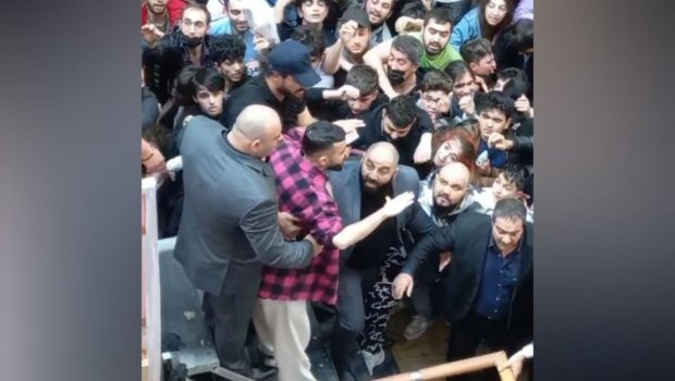 Park Bulvarda izdiham: Bloger Hüseyn Həsənov kütləni sakitləşdirməyə çalışdı – VİDEO