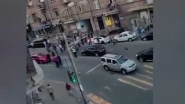 İrəvanda yol polisi avtomobili qadının üstündən keçdi - VİDEO