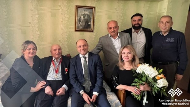 Nazir tanınmış yazıçının evinə getdi - FOTO