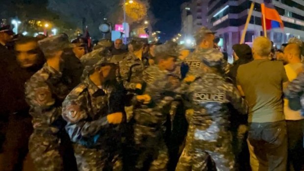 İrəvanda polislə toqquşmalar başladı: Paşinyan üçün çətin gecə... / FOTO-VİDEO