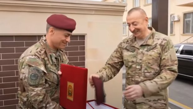 Hikmət Mirzəyev Prezidentə XTQ-nin xatirə beretini təqdim etdi - VİDEO