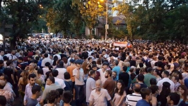 İrəvanda toqquşmalar başladı: Etirazçılar parlamentə daxil olmağa çalışır - VİDEO