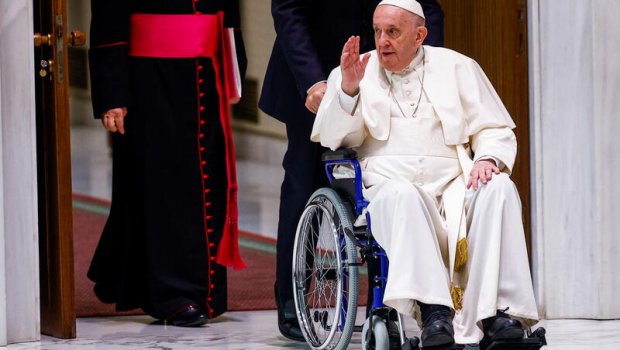 Roma Papası ilk dəfə əlil arabasında görüntüləndi - FOTO