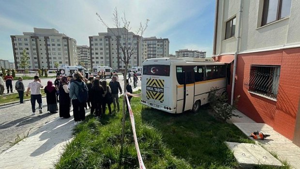 Ankarada məktəb avtobusu yaşayış evinə çırpıldı, 11 yaralı var – FOTO 