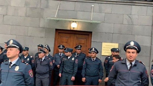 İrəvanda müxalifətin yürüşü başladı: Paşinyanın iqamətgahını çoxsaylı polis qoruyur – FOTO/VİDEO