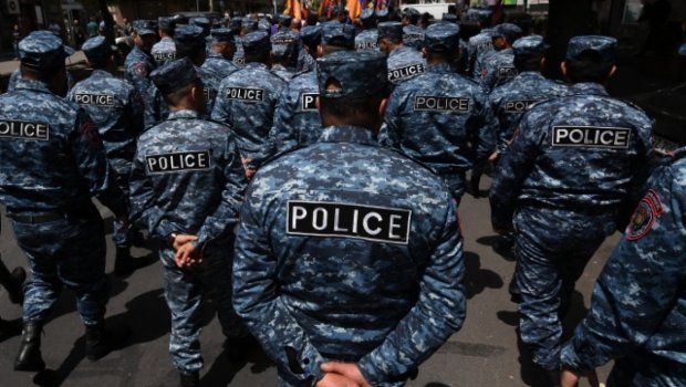 İrəvanda müxalifət körpünü bağladı - Polis həbslərə başladı