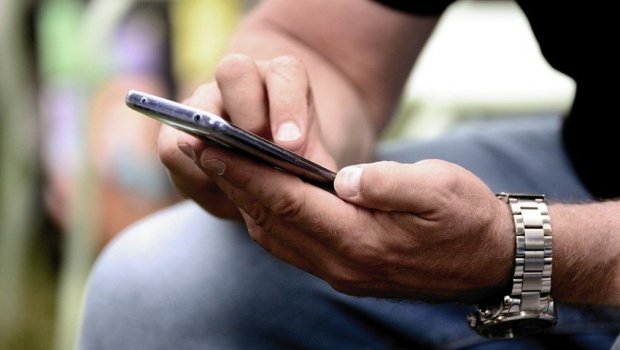 Dövlət televiziyasında nazirin mobil telefonu oğurlandı - FOTO