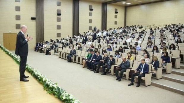 BP rəsmisi Bakı Ali Neft Məktəbində - FOTO