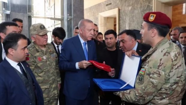 XTQ zabiti 44 gün üzərində gəzdirdiyi Türkiyə bayrağını Ərdoğana verdi - FOTO