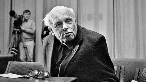 Ermənipərəst alimin heykəli gülüş hədəfinə çevrildi – “Xankəndində oturub, “Bayraktar”ı seyr edən Saxarov”