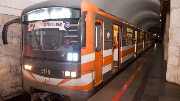 İrəvanda metro əməkdaşları vaqona yapışdırılan “Artsax” bayrağını cırdı – VİDEO
