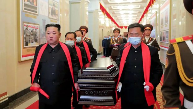 Kim Çen In ölən marşala görə ağladı – MƏZARINA TORPAQ TÖKDÜ - FOTO
