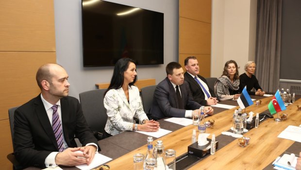 Estoniya parlamentinin sədri nazirlə görüşdü - FOTO