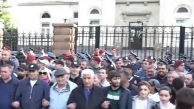 Müxalifət İrəvanda prezident iqamətgahını blokadaya aldı