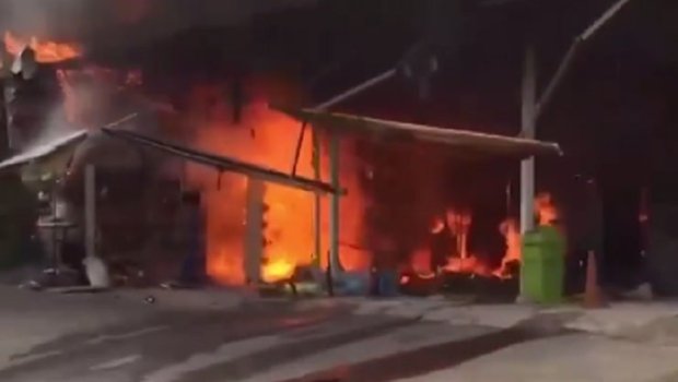İranda marketdə güclü yanğın - Bir yanğınsöndürən gəldi və... - VİDEO