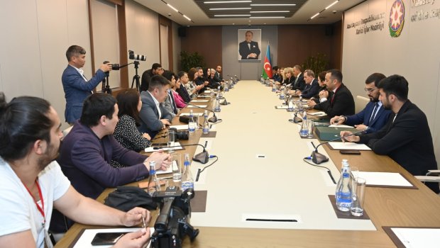 Ceyhun Bayramov media forumunun iştirakçıları ilə görüşdü - FOTO