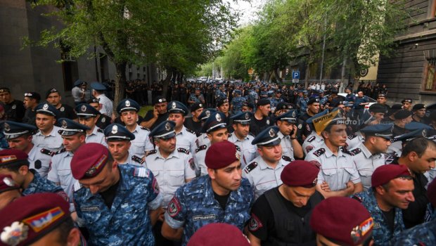 İrəvanda etirazçılar hökumət binasına doğru irəliləyir - FOTO/VİDEO