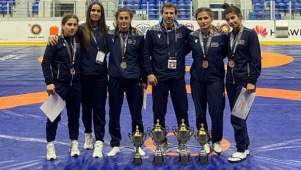 Qadın güləşçilərimiz Qazaxıstanda 4 medal qazandı