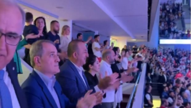 Çavuşoğlu Ceyhun Bayramovla Türkiyə yığmasının oyununu izlədi - VİDEO 