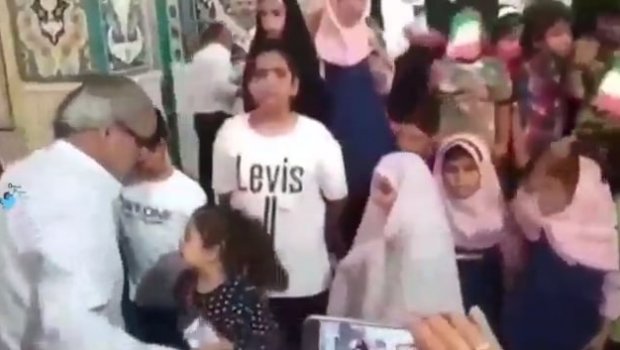 İranda stadionun uşaqlar dayanan sektoru çökdü - VİDEO