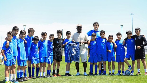 Əfsanəvi futbolçu Bakıya gəldi