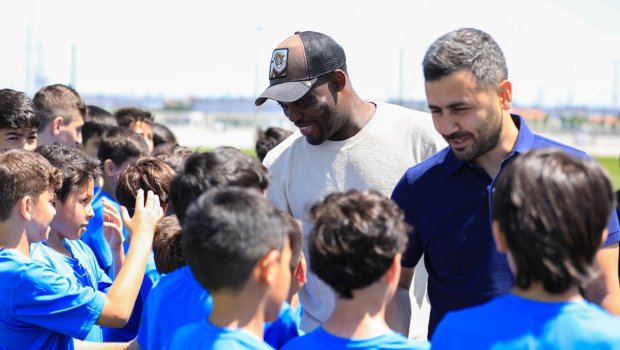 Əfsanəvi futbolçu Bakıda futbol məktəbinin qonağı oldu - FOTO