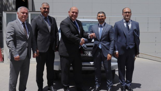 Emin Hüseynovdan TVİT: “Xüsusi nümayəndəliyə avtomobil ianə edildi” – FOTO