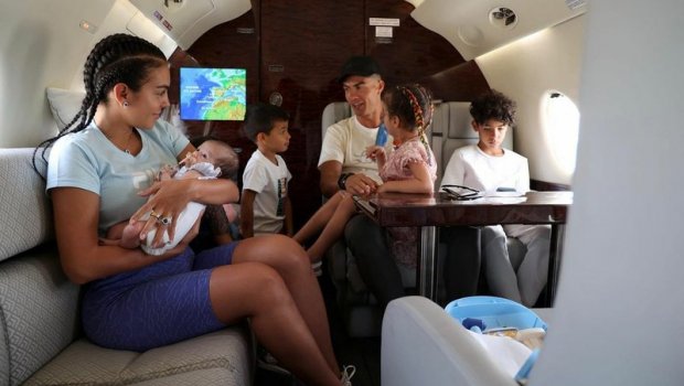 Ronaldo yeni doğulmuş qızı ilə ilk səyahətə çıxdı - FOTO