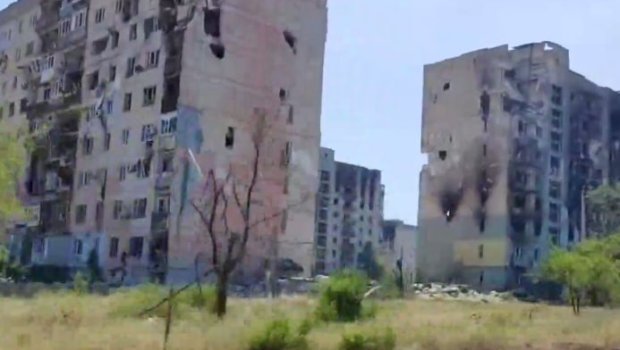 Ağır döyüşlərin getdiyi şəhərdən görüntülər: Dağılmış binlar, insan cəsədləri... - VİDEO
