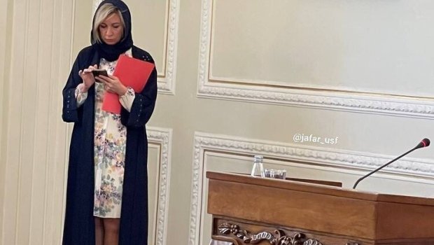 Zaxarovanın İrandakı geyimi qalmaqala səbəb oldu – FOTO  