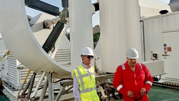 Britaniya səfiri Azərbaycanın yeriyən barjasını ziyarət etdi - FOTO