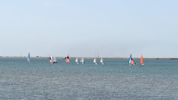 2 azərbaycanlı nazir Xəzər dənizində 500 metr məsafəyə üzdü – Pirallahıda YARIŞ keçirildi