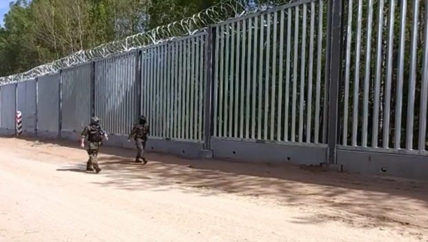 Polşa Belarusla sərhəddə hasarın tikintisini başa çatdırdı - VİDEO