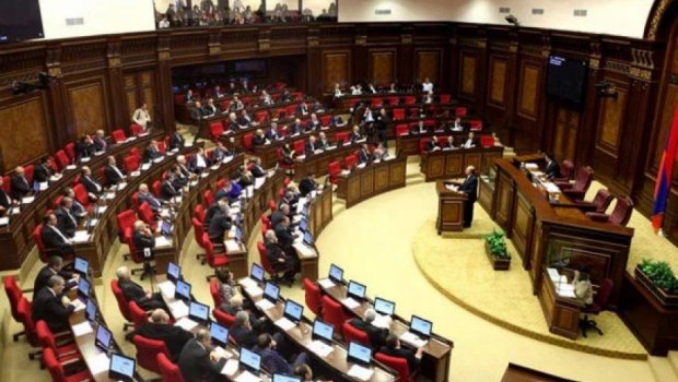 Ermənistan müxalifəti parlamentdə vəzifələrini itirdi