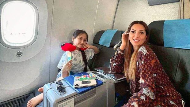 Ayan qızı ilə foto paylaşıb 