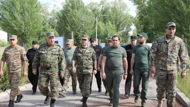 Ermənistanın müdafiə naziri və Baş Qərargah rəisi Azərbaycanla sərhədə gəldi - FOTO