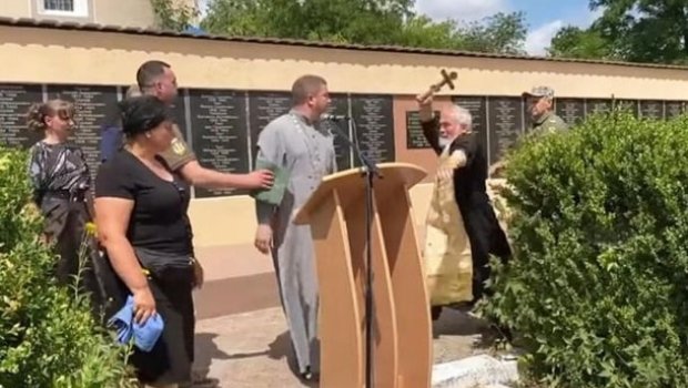 Moskva Patriarxlığının keşişi Ukrayna Pravoslav Kilsəsinin keşişinə xaçla hücum etdi - VİDEO 