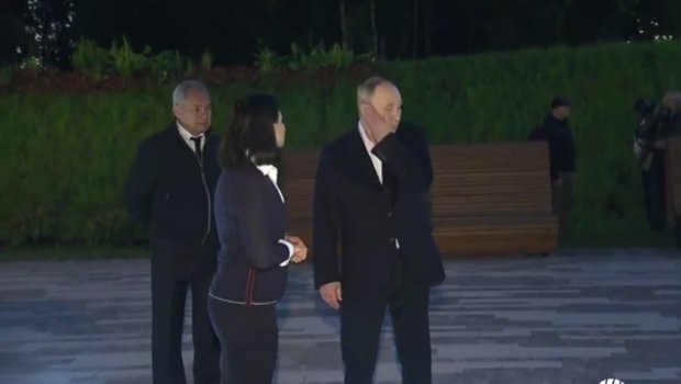 Putinin üzünü Şoyqunun qızı ilə gəzintidə ağcaqanad dişlədi – ANBAAN VİDEO